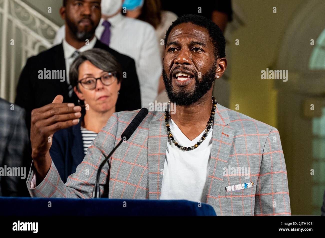 New York City, Usa. 30. August 2022. Die New Yorker Staatsanwaltschaft Jumaane Williams (D) spricht auf einer Pressekonferenz, in der sie Kreditkartenunternehmen auffordert, die Verfolgung von Waffenverkäufen zu verbessern. Kredit: SOPA Images Limited/Alamy Live Nachrichten Stockfoto