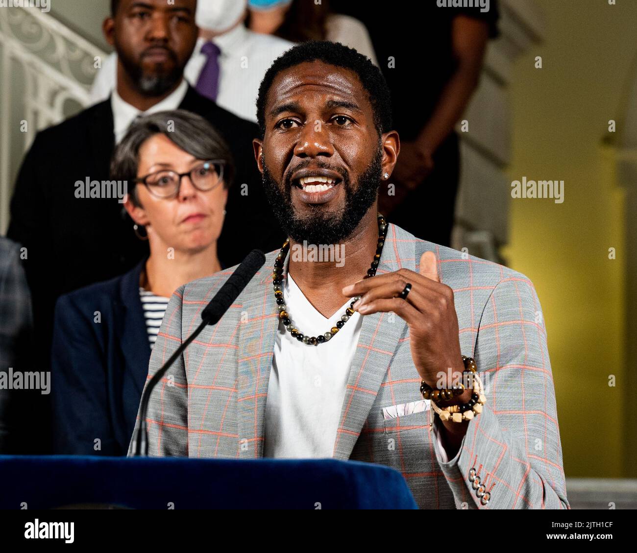 New York City, Usa. 30. August 2022. Die New Yorker Staatsanwaltschaft Jumaane Williams (D) spricht auf einer Pressekonferenz, in der sie Kreditkartenunternehmen auffordert, die Verfolgung von Waffenverkäufen zu verbessern. Kredit: SOPA Images Limited/Alamy Live Nachrichten Stockfoto