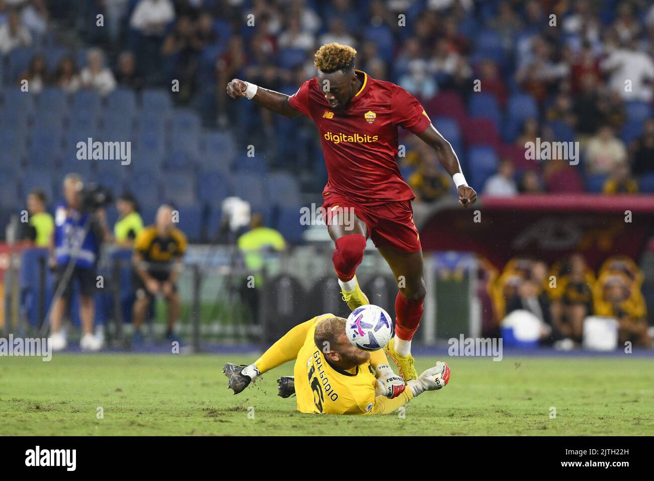 Rom, Italien, 30/08/2022, Tammy Abraham von A.S. Roma und Michele Di Gregorio von A.C. Monza während der 4. Tage der Serie A Meisterschaft zwischen A.S. Roma vs A.C. Monza am 30.. August 2022 im Stadio Olimpico in Rom, Italien. Stockfoto