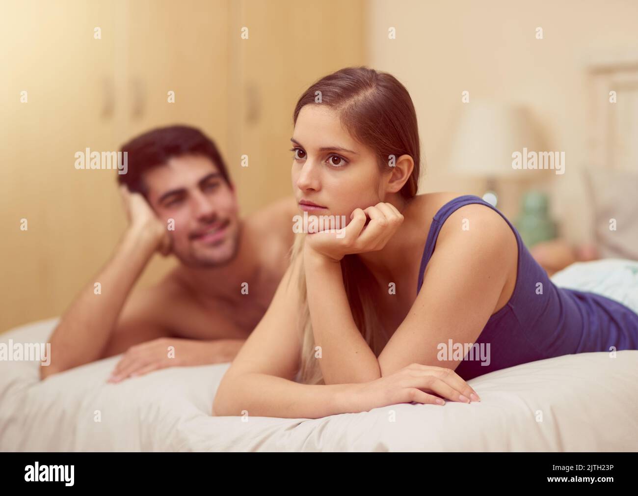 Können wir den Kampf beenden und anfangen, uns zu bilden. Eine unglückliche junge Frau, die auf dem Bett liegt, nachdem sie mit ihrem Freund gekämpft hat. Stockfoto