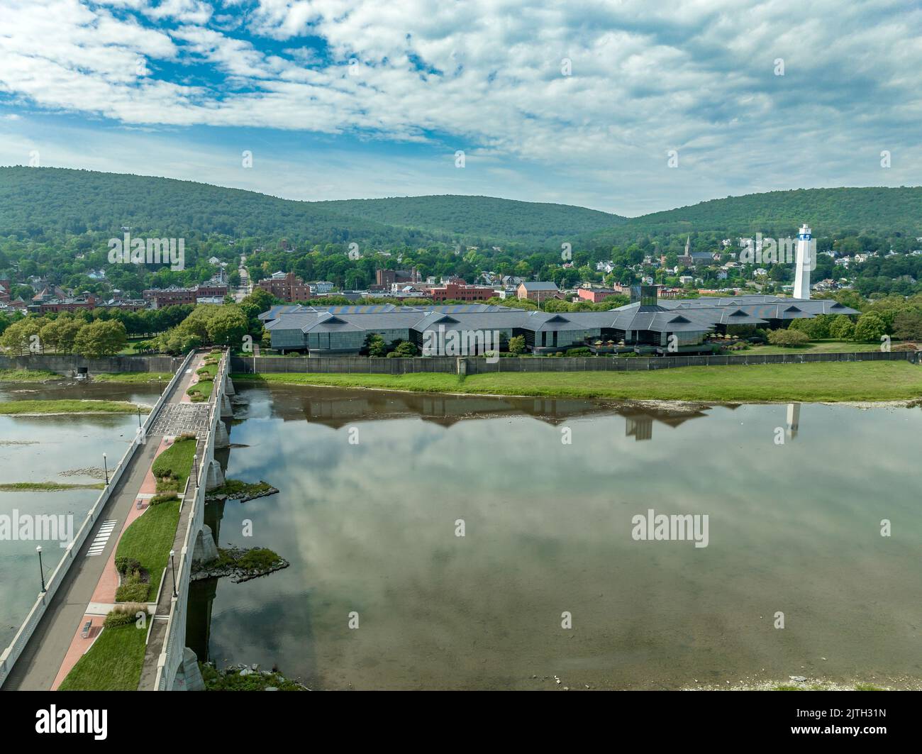 Luftaufnahme der Innenstadt von Corning mit Blick auf die Market Street, Rockwell Museum, Glasfabrik, Chemung River Stockfoto