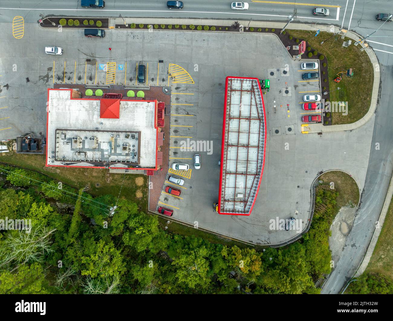 Luftaufnahme einer amerikanischen Tankstelle mit Laden und Tankstellen Stockfoto
