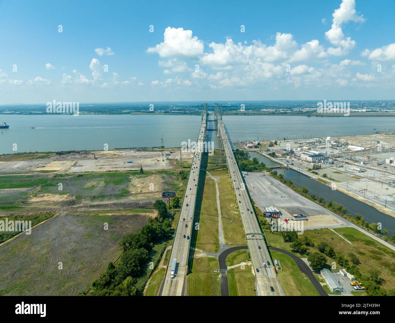 Luftaufnahme der Delaware Memorial Bridge über den Delaware River, die mit dem New Jersey Turnpike verbunden ist, mit einem riesigen chemischen Plan in der Stockfoto