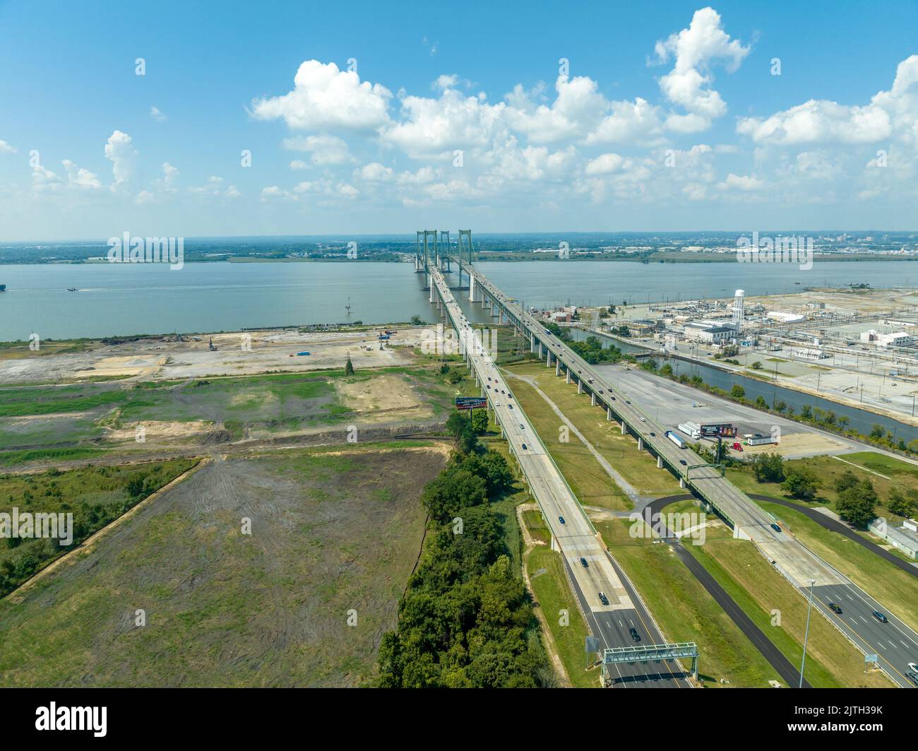 Luftaufnahme der Delaware Memorial Bridge über den Delaware River, die mit dem New Jersey Turnpike verbunden ist, mit einem riesigen chemischen Plan in der Stockfoto