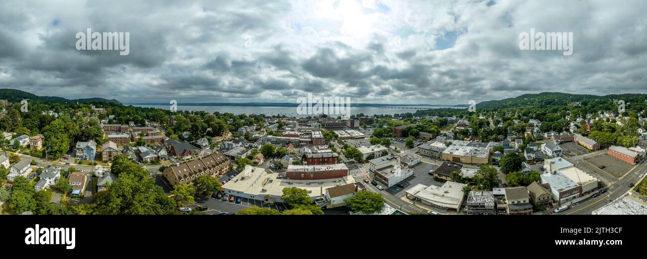 Luftpanorama von Nyack New York mit dem Hudson River und der Mario Cuomo Hängebrücke Stockfoto