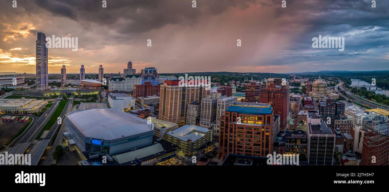 Luftaufnahme von Downtown Albany, Empire State Plaza, The Egg Performing Arts Center mit atemberaubendem, farbenfrohem Himmel bei Sonnenuntergang Stockfoto