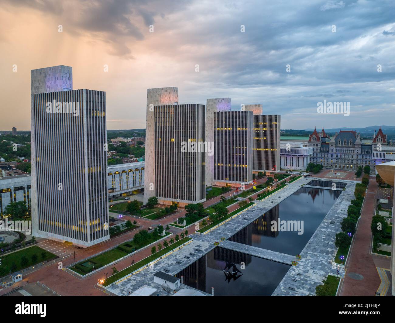 Luftaufnahme des Empire State Plaza mit Reflection Pool, dem Egg Performing Art Center, dem New York State Capitol, Regierungsgebäuden in Albany Stockfoto