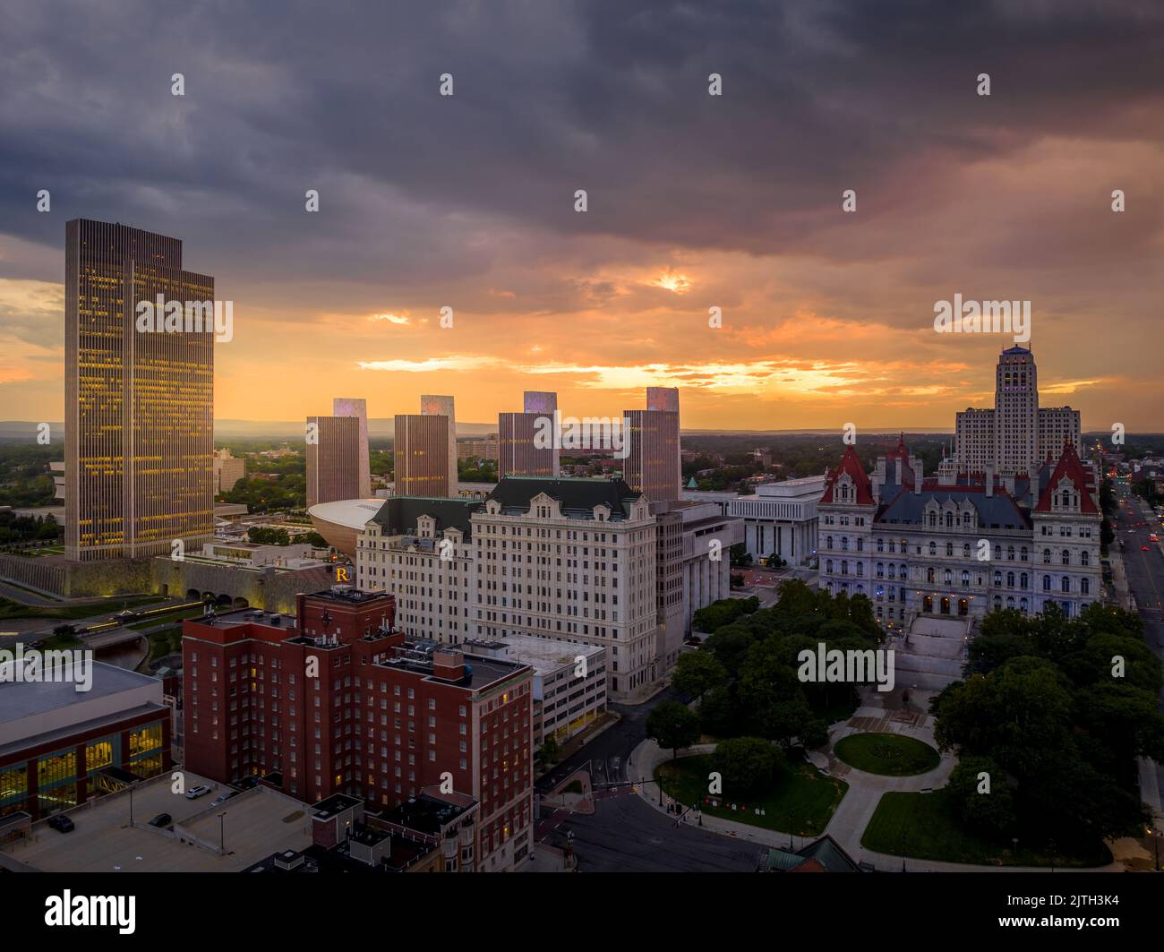 Sturm- und Regenwolken sind gerade über dem New York State Capitol vorbeigefahren und haben einen atemberaubenden, farbenfrohen Sonnenuntergang in Albany hinterlassen Stockfoto