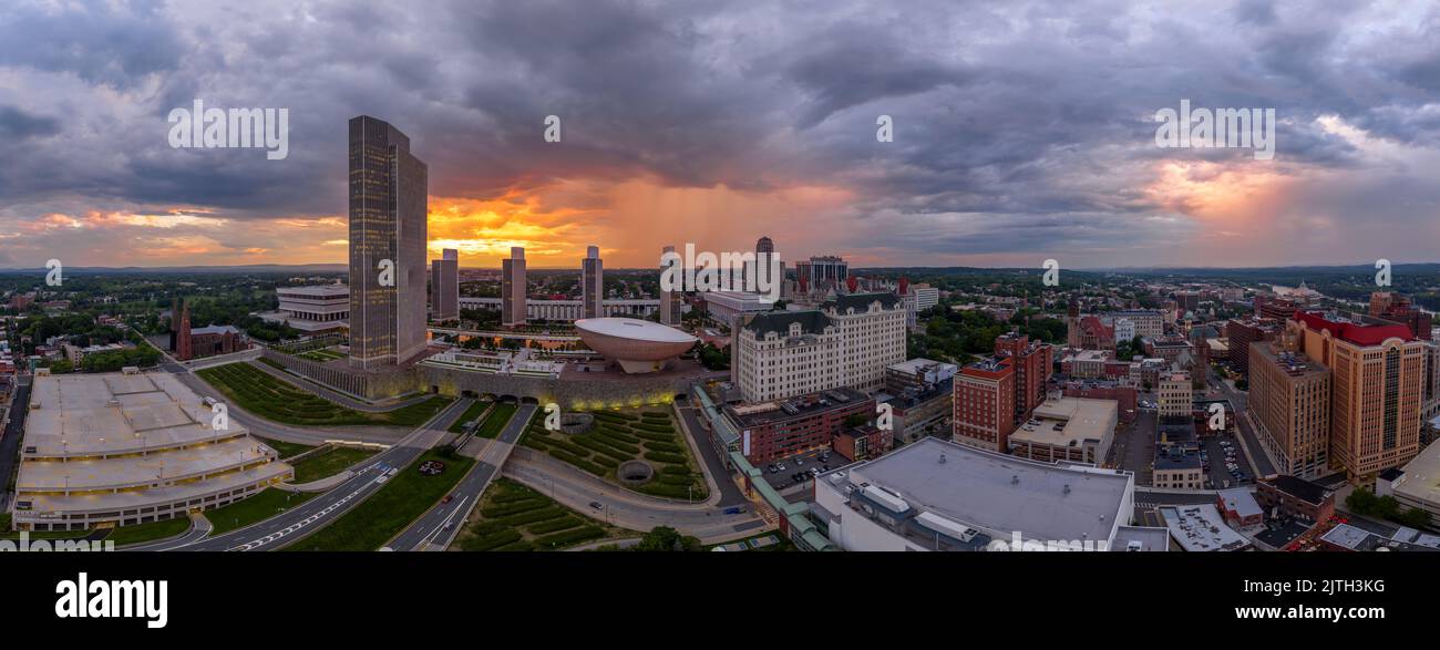 Luftaufnahme von Downtown Albany, Empire State Plaza, The Egg Performing Arts Center mit atemberaubendem, farbenfrohem Himmel bei Sonnenuntergang Stockfoto