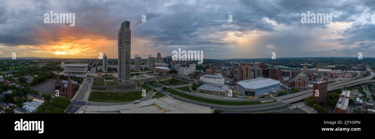 Luftaufnahme von Downtown Albany, Empire State Plaza, The Egg Performing Arts Center mit atemberaubendem, farbenfrohem Himmel bei Sonnenuntergang Stockfoto