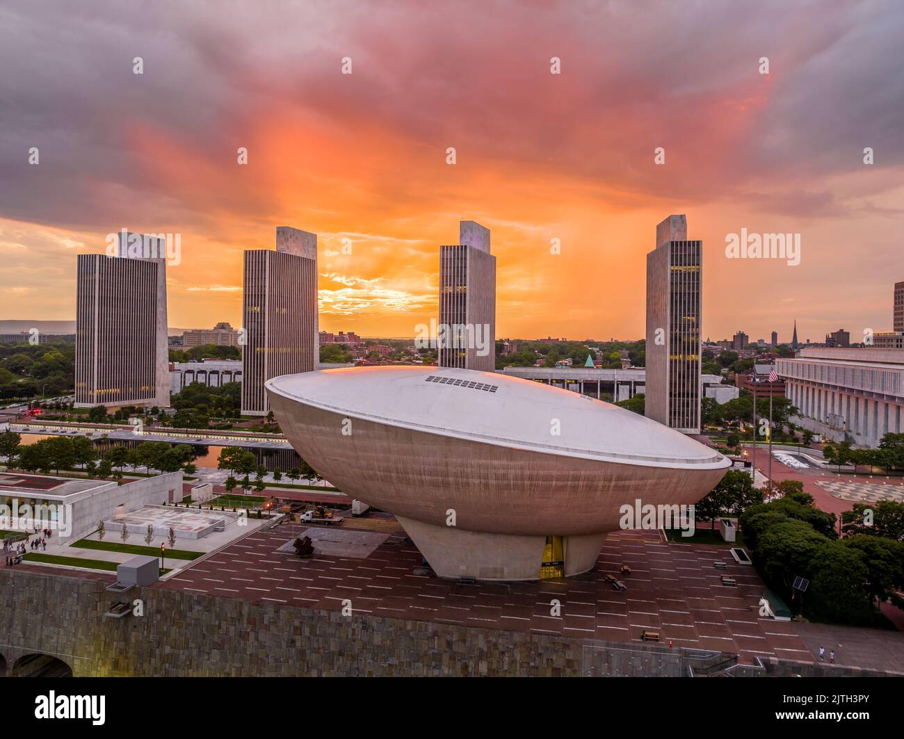 Luftaufnahme von Downtown Albany, Empire State Plaza, The Egg Performing Arts Center mit atemberaubendem, farbenfrohem Himmel bei Sonnenuntergang Stockfoto