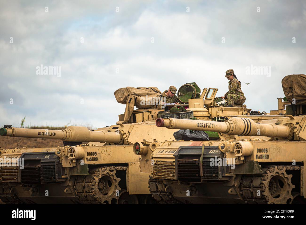 Pabrade, Litauen. 19.. Juli 2022. Die US-Armee 2. LT. Emily Alvarado, eine Panzerkommandantin, die dem Bataillon 1., dem Panzerregiment 66., dem Kampfteam der 3. Panzerbrigade, der Infanterie-Division 4., zugewiesen wurde, wertet ihre Soldaten im Rahmen eines Kampftests in Pabrade, Litauen, am 19. Juli 2022 aus. Kredit: U.S. Army/ZUMA Press Wire Service/ZUMAPRESS.com/Alamy Live Nachrichten Stockfoto