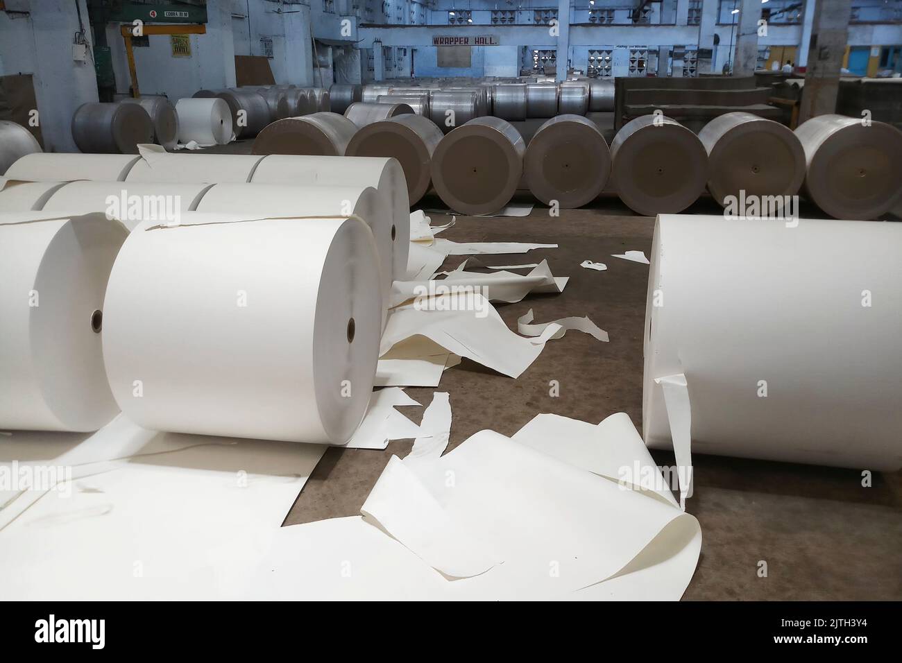 Kalkutta, Westbengalen, Indien - 16.. Mai 2019 : in einem großen Papierfabrikat werden die hergestellten weißen Papierrollen mit Verpackungen auf ihnen fertig gestellt Stockfoto