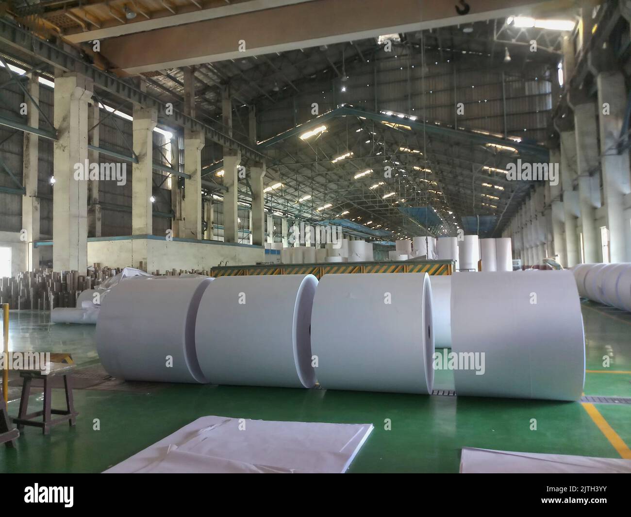 Kalkutta, Westbengalen, Indien - 16.. Mai 2019 : in einer großen Papierfabrik werden White Paper Reels hergestellt. Indische Papierindustrie. Stockfoto