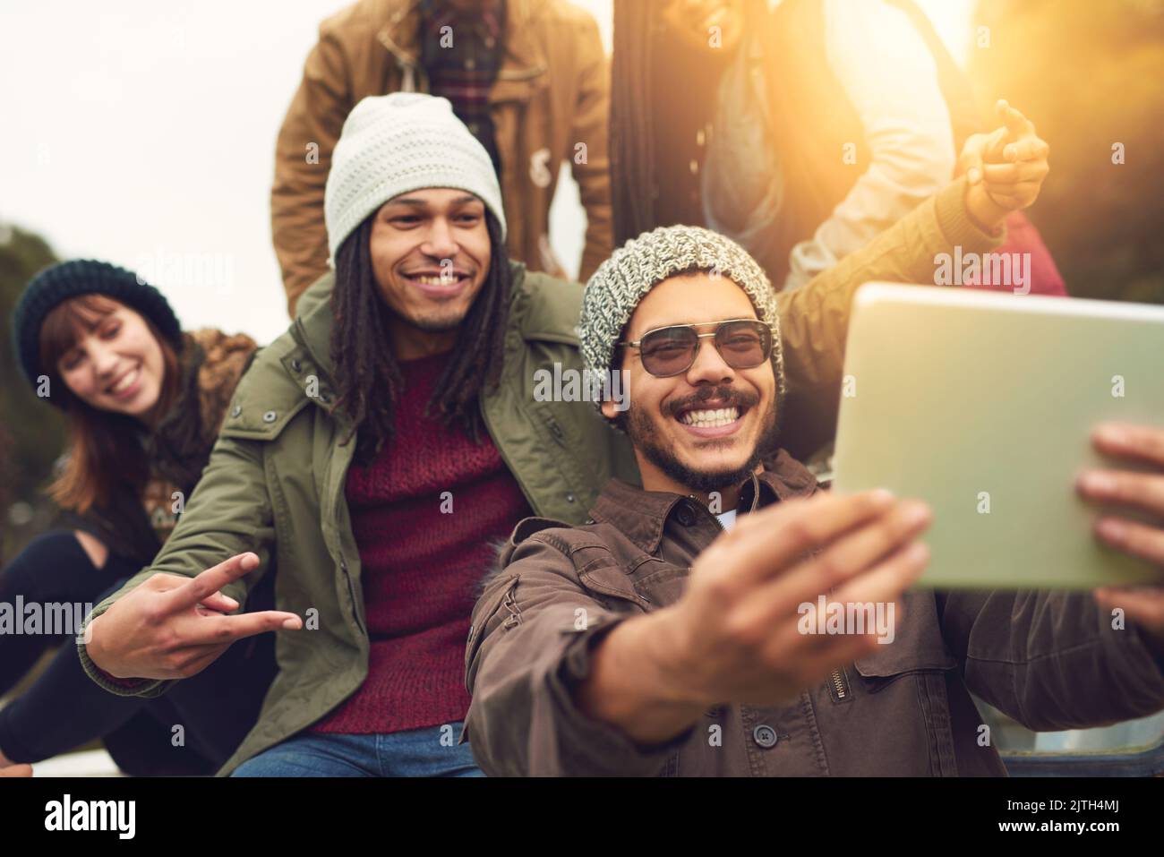 Glauben Sie an Ihr Selfie. Eine Gruppe von Freunden posiert für ein Selfie, während sie Spaß im Freien haben. Stockfoto