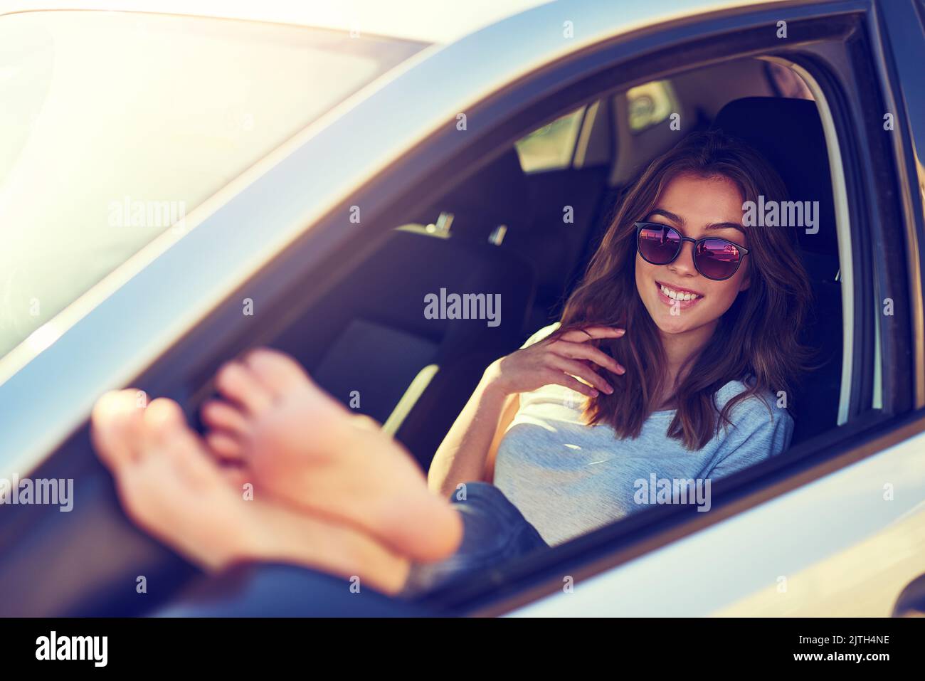 Ich liebe meine Zeit. Porträt einer jungen Frau, die in ihrem Auto sitzt. Stockfoto Ich liebe meine Zeit. Porträt einer jungen Frau, die in ihrem Auto sitzt. Stockfoto