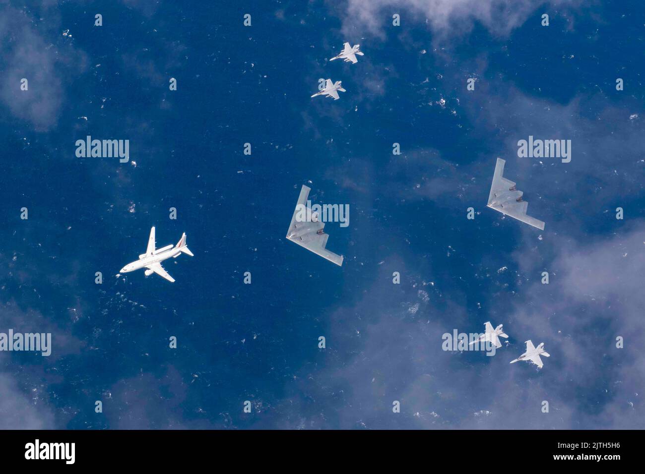 Australien. 4. August 2022. Während einer Bomber Task Force-Mission fliegen im August zwei B-2 Spirits der US Air Force neben vier Royal Australian Air Force EA-18G Growlers und einer RAAF E-7A Wedgetail an der Ostküste Australiens. 4, 2022. Bilaterale Ausbildungsmissionen verbessern die gemeinsame und multilaterale Bereitschaft, so dass das US-Kommando für den Indo-Pazifik-Raum auf jede mögliche Krise in der Region gemeinsam mit Alliierten und Partnern reagieren kann, um einen freien und offenen Indo-Pazifik-Raum zu unterstützen. Quelle: U.S. Navy/ZUMA Press Wire Service/ZUMAPRESS.com/Alamy Live News Stockfoto