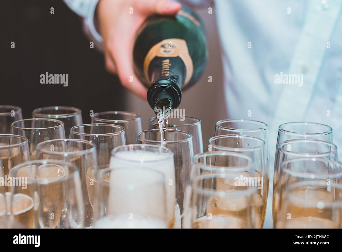 Champagner wird in Gläser gegossen, Hochzeitsfeier, Nahaufnahme Stockfoto