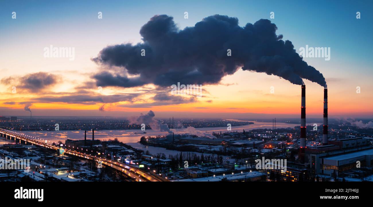 Pflanze Rohr hoch über den Wolken. Schädliche Emissionen in die obere ...