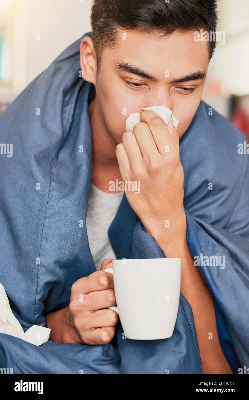 Es gibt keine Möglichkeit, heute zu arbeiten. Ein junger Mann mit einer kalten Erholung zu Hause. Stockfoto