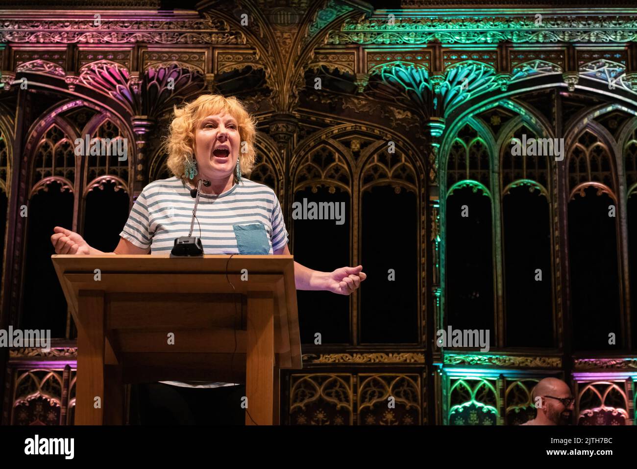 Manchester, Großbritannien. 30. August 2022. Die BAFTA-siegreiche Schauspielerin Sophie Wilran spricht bei der ausverkauften Kampagnenbewegung an das Publikum, genug ist genug. Glaubensführer und Gewerkschaften kamen zusammen, um die Unterstützung zu erhöhen, um die Lebenshaltungskosten zu bewältigen, indem sie reale Lohnerhöhungen forderten, die Energiekosten drastisch senken und die Reichen besteuern. (Foto von Andy Barton/SOPA Images/Sipa USA) Quelle: SIPA USA/Alamy Live News Stockfoto