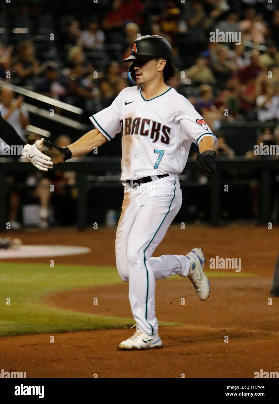 30. August 2022: Der Arizona Diamondbacks Mittelfeldspieler Corbin Carroll (7) punktet mit einem Doppelschlag des Mittelfeldspielers Alek Thomas (5) zwischen den Philadelphia Phillies und den Arizona Diamondbacks im Case Field in Phoenix, Arizona, am Ende des Innings von 2.. Michael Cazares/Cal Sport Media. Stockfoto