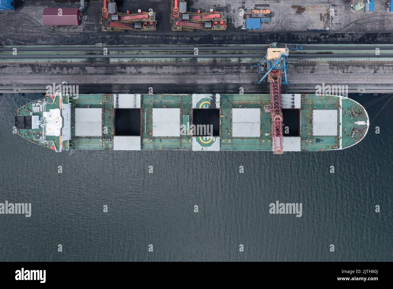 Nachodka, Russland - 8. August 2022: Die Seeschiffe werden an einer Anlegestelle beladen. Stockfoto