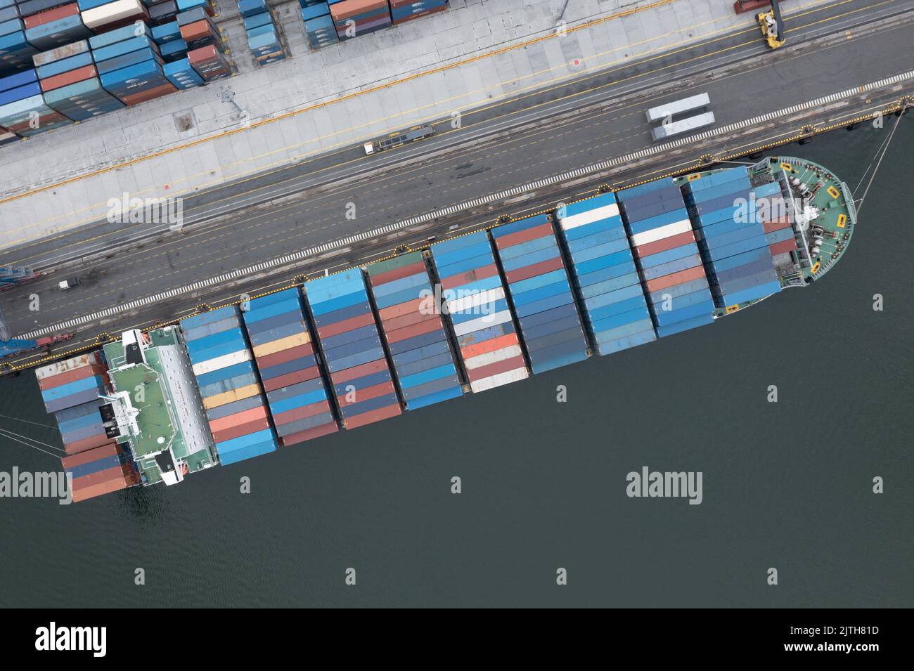 Nachodka, Russland - 5. August 2022: Stapel von Containern und Seeschiffen im Hafen, von oben. Stockfoto