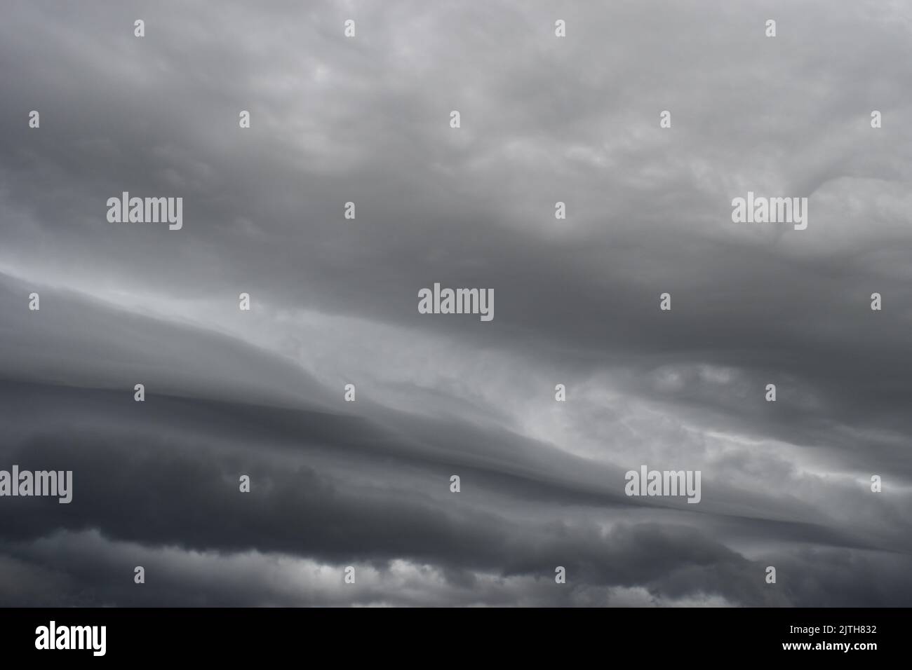 Arcus Wolke rollt im Sturm, Cumulonimbus Wolkenformationen am tropischen Himmel, Nimbus bewegt, abstrakter Hintergrund von Naturphänomen Stockfoto