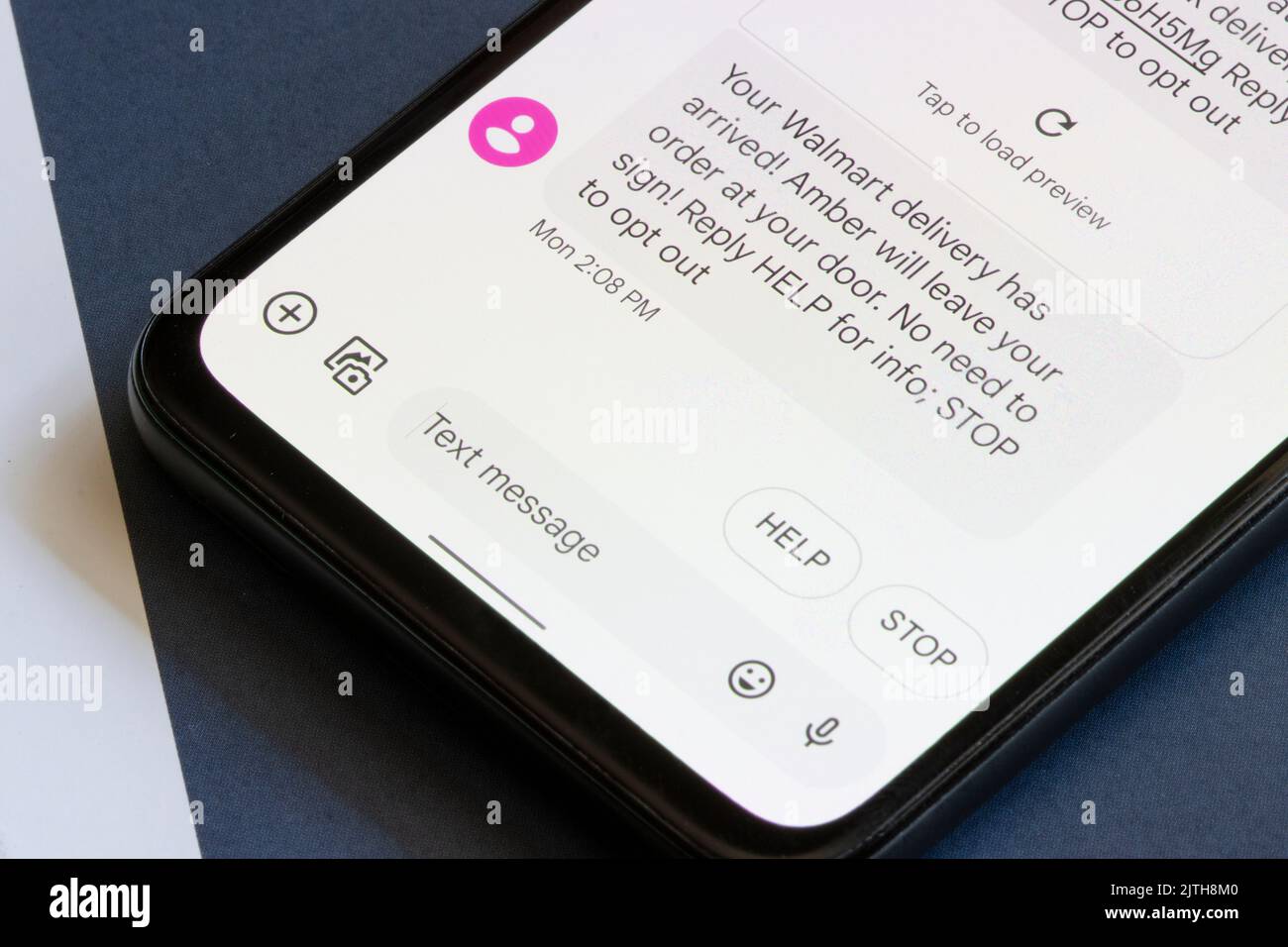 Auf dem Bildschirm eines Google Pixel Smartphones wird eine automatische Textnachricht von Walmart zu Informationen zur Online-Bestellung angezeigt. Stockfoto