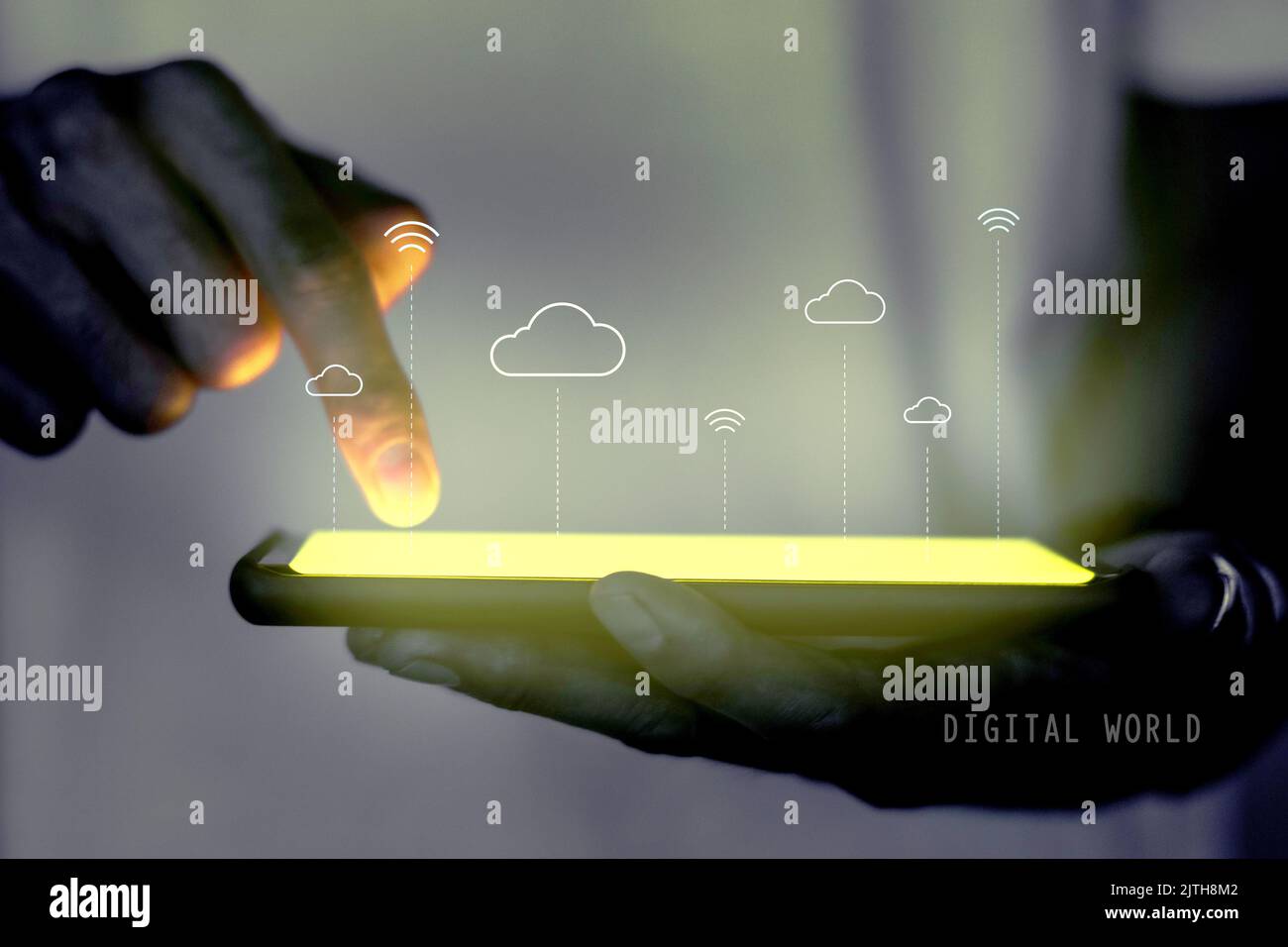 Leinwand mit Hologramm-Projektor und Cloud-System-Technologie Stockfoto