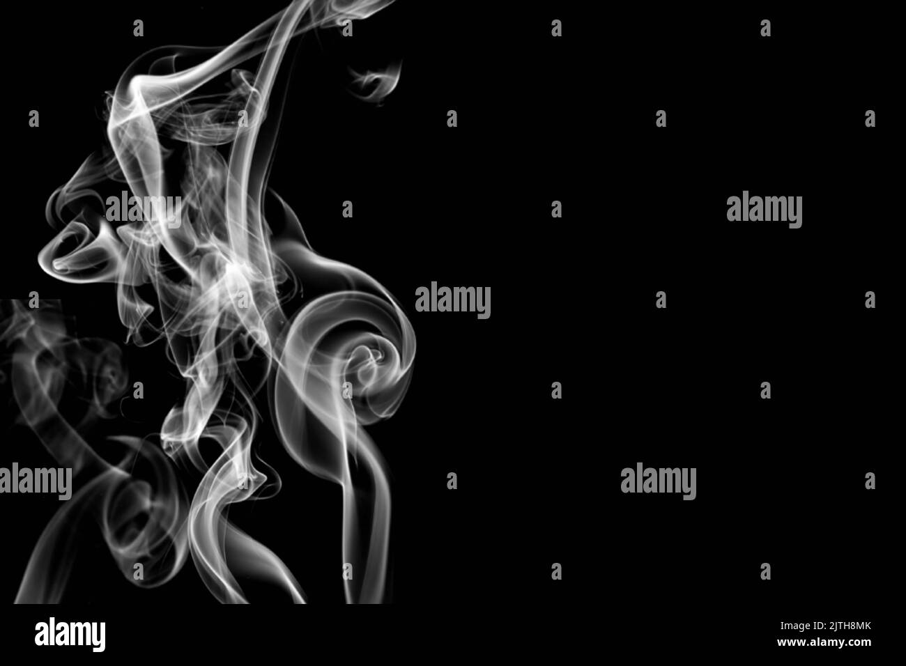 Weißer Rauch auf schwarzem Hintergrund Stockfoto