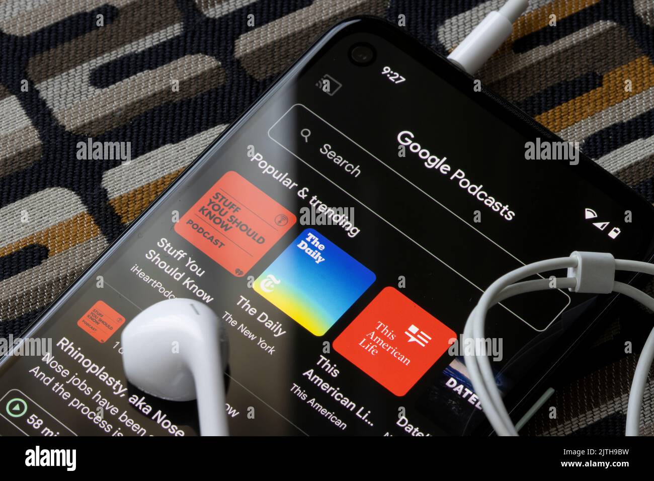 Die App Google Podcasts wird auf einem Google Pixel 4a-Smartphone gestartet. Stockfoto