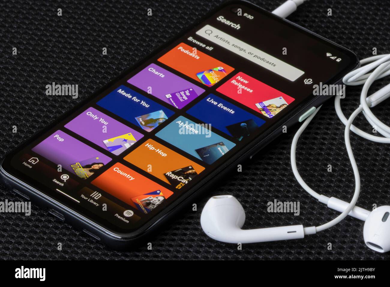 Die Benutzeroberfläche der Spotify Mobile App wird auf einem Google Pixel Smartphone angezeigt. Spotify ist ein schwedischer Audio-Streaming- und Mediendienstleister. Stockfoto