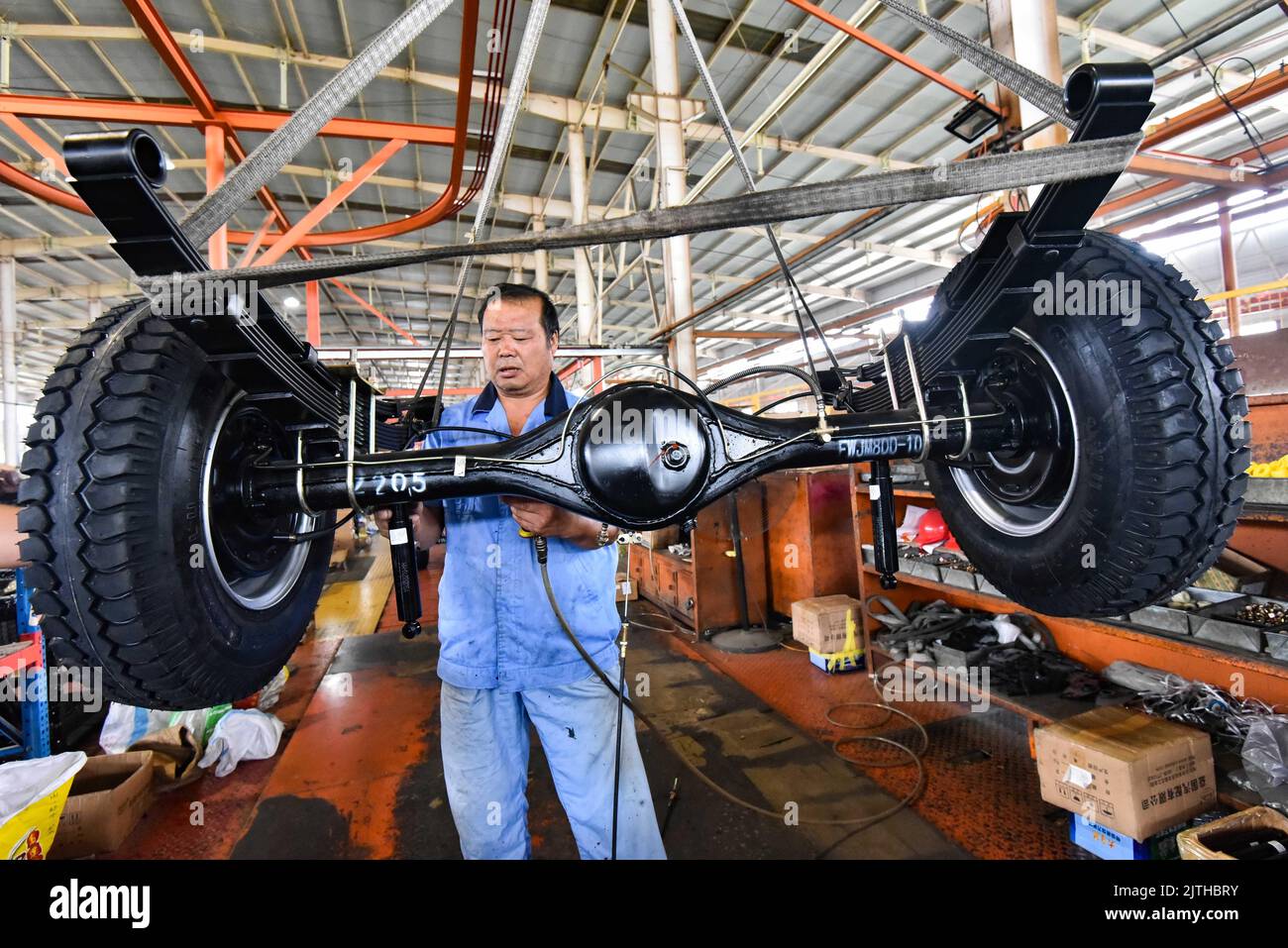 QINGZHOU, CHINA - 31. AUGUST 2022 - Arbeiter versammeln sich in einer Werkstatt eines landwirtschaftlichen Fahrzeugherstellers in Qingzhou Economic Developmen Stockfoto