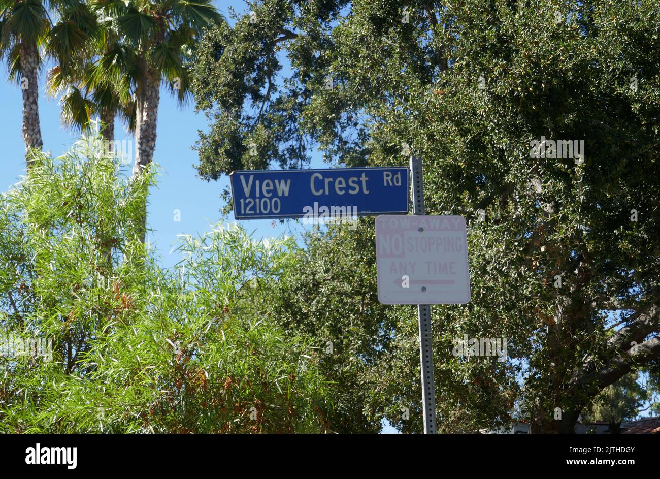 Studio City, California, USA 27.. August 2022 Crest Road Sign ansehen ...