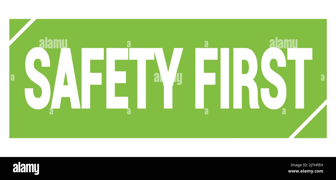 SICHERHEIT ERSTER Text auf grünem grungy Stempelschild geschrieben. Stockfoto