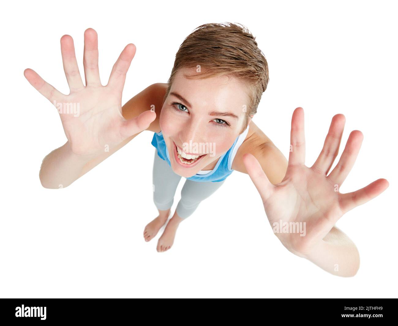 Gib mir nur zehn Minuten, um aufzuhören zu lachen. Eine junge Frau posiert vor weißem Hintergrund. Stockfoto