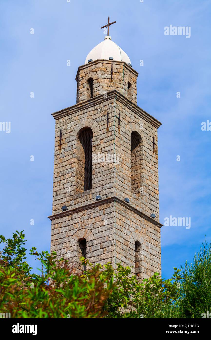 Glockenturm der Kirche Propriano, Nahaufnahme vertikal Stockfoto