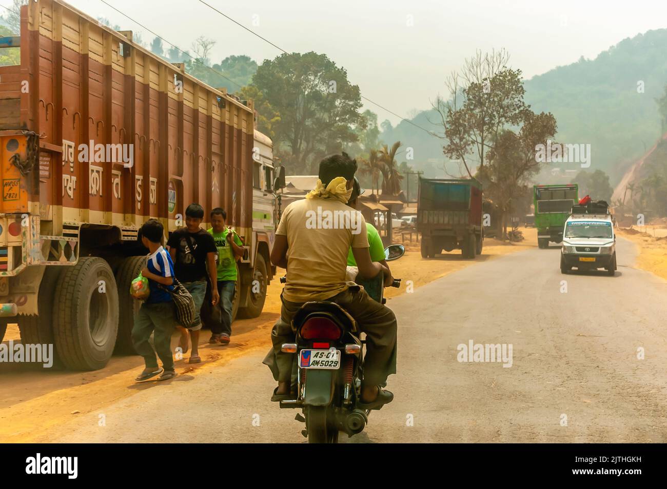 Fahrzeugverkehr auf einer indischen Autobahn. Stockfoto