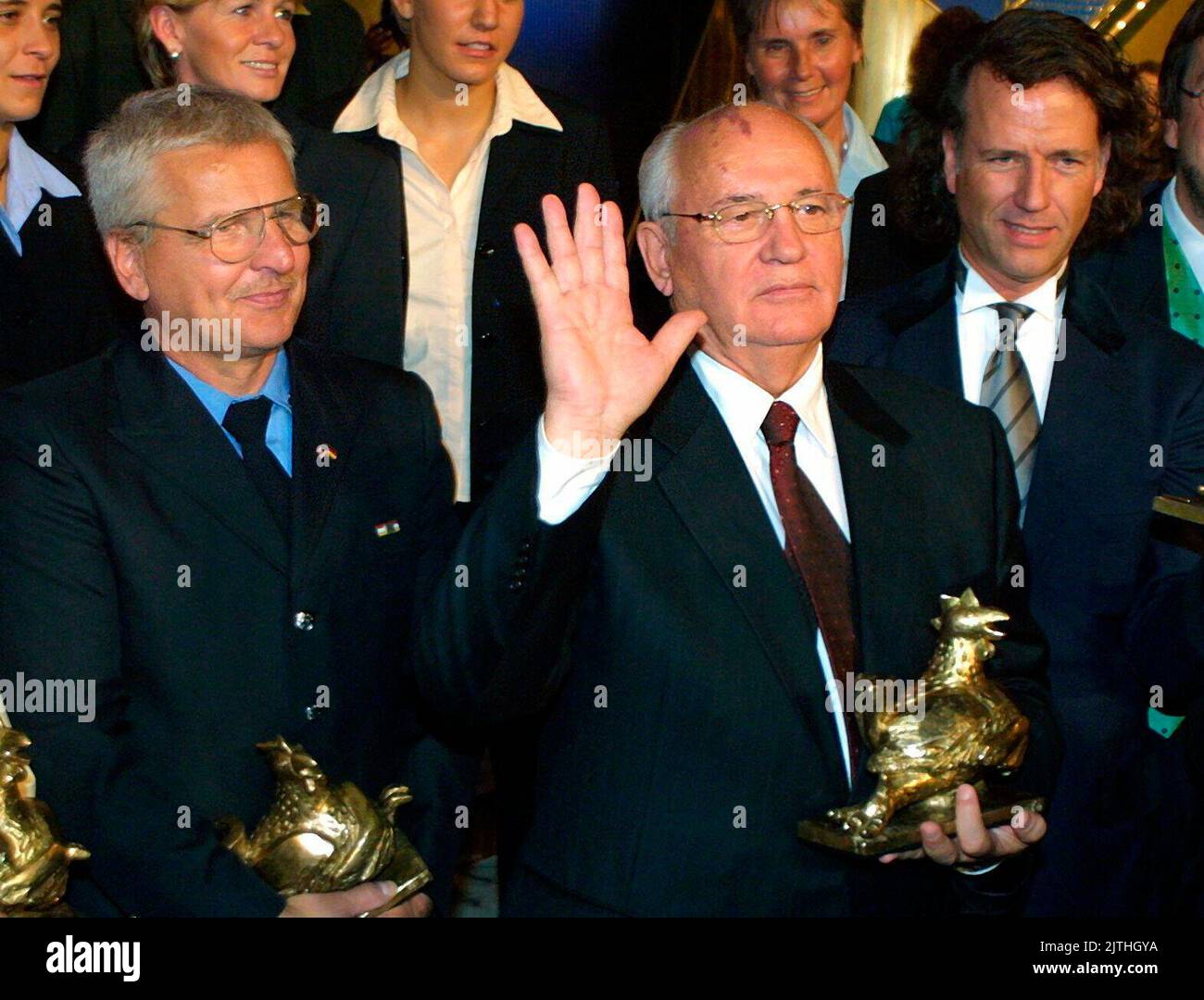 (dpa-Dateien) - Mikhail Gorbatschow (C), ehemaliger Chef der Sowjetunion, Andre Rieu (R) und Brian Bittrolff (L) posieren mit ihrem "Goldenen Henne-Preis" während der Verleihung des Medienpreises in Berlin, 19. September 2001. Gorbatschow wurde mit dem Medienpreis für die Unterstützung Deutschlands bei der Wiedervereinigung geehrt. Stockfoto