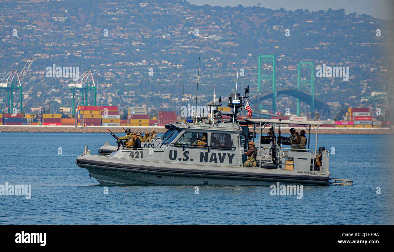 220823-N-NT795-995 LANGER STRAND, Kalifornien (Aug 23, 2022) Seeleute, die dem Maritime Expeditionary Security Squadron (MSRON) 11 zugewiesen wurden, führen dynamische Seaward Continuum of Force-Übungen im Rahmen des Advanced Course der Maritime Expeditionary Security Force (MESF) Boat University (BU) durch. Die MESF BU ist darauf ausgelegt, qualifizierte Segler auszubilden, um die Bereitschaft zur Mobilisierung aufrecht zu erhalten. MESF ist eine Kernkapazität der Marine, die Hafen- und Hafensicherheit, hochwertige Asset-Sicherheit und maritime Sicherheit in den Küsten- und Binnenwasserstraßen bietet. (USA Navy-Foto von Mate Nelson Doromal Jr. von Chief Boatswain/veröffentlicht) Stockfoto