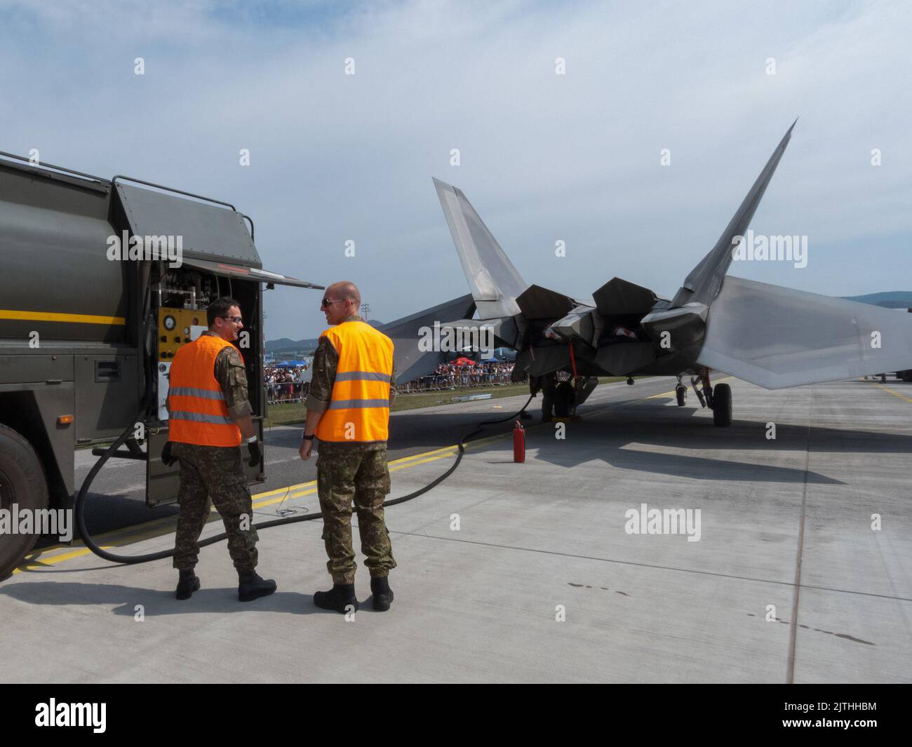 Die Crew der Slovak Air Force Fuels tankt einen F-22 Raptor der US Air Force, der dem Expeditionary Fighter Squadron 90. zugewiesen wurde, nachdem er am 27. August 2022 beim Slovak International Air Fest eintreffen konnte. Die Teilnahme von Raptor an der Airshow verstärkt das Engagement und die Unterstützung der USA für unsere NATO-Verbündeten und Partner. (USA Luftwaffe Foto von Capt. Claire Waldo) Stockfoto