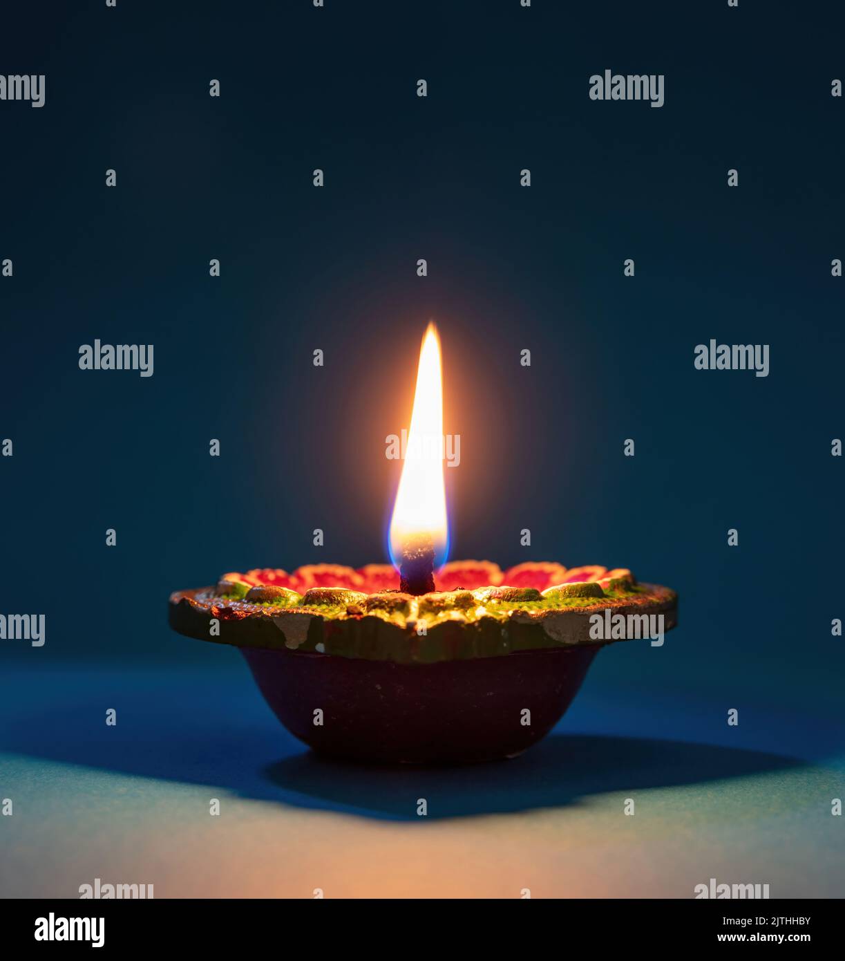 Deepavali Diwali, hinduistisches Lichterfest. Diya Öllampe leuchtet auf blauem Hintergrund. Vorlage für indische Feiertage Stockfoto