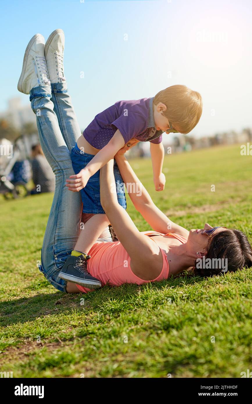Sonne und Spaß sind die besten. Eine Mutter und ein Sohn genießen einen Tag im Park zusammen. Stockfoto