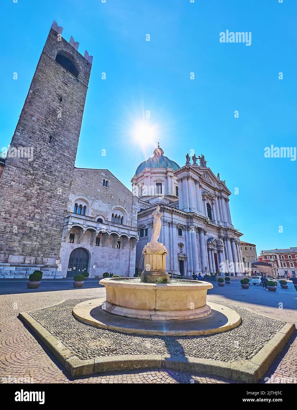 Die sonnige Piazza Paolo VI mit dem antiken Minerva-Brunnen, der mittelalterliche Palazzo Broletto und der prachtvolle Neue Dom (Duomo Nuovo), Brescia, Lombardei, Italien Stockfoto