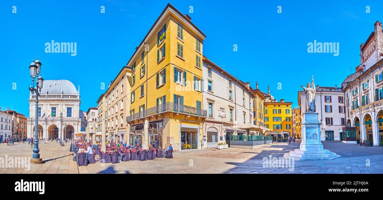 BRESCIA, ITALIEN - 10. APRIL 2022: Panorama der Piazza della Loggia mit der Marmorstatue La Bella Italia, Außenrestaurants, Palazzo della Loggia Stockfoto