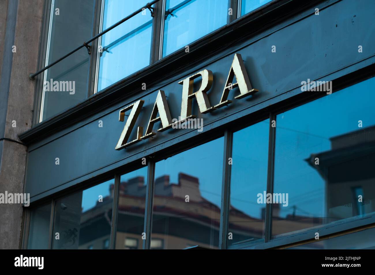 RUSSLAND, PETERSBURG - AUG 18, 2022: Kleidung Mode Accessoires Store zara Schönheit Firma Marke Symbol, Konzept Logo Zeichen in der Stadt für groß zu verkaufen Stockfoto