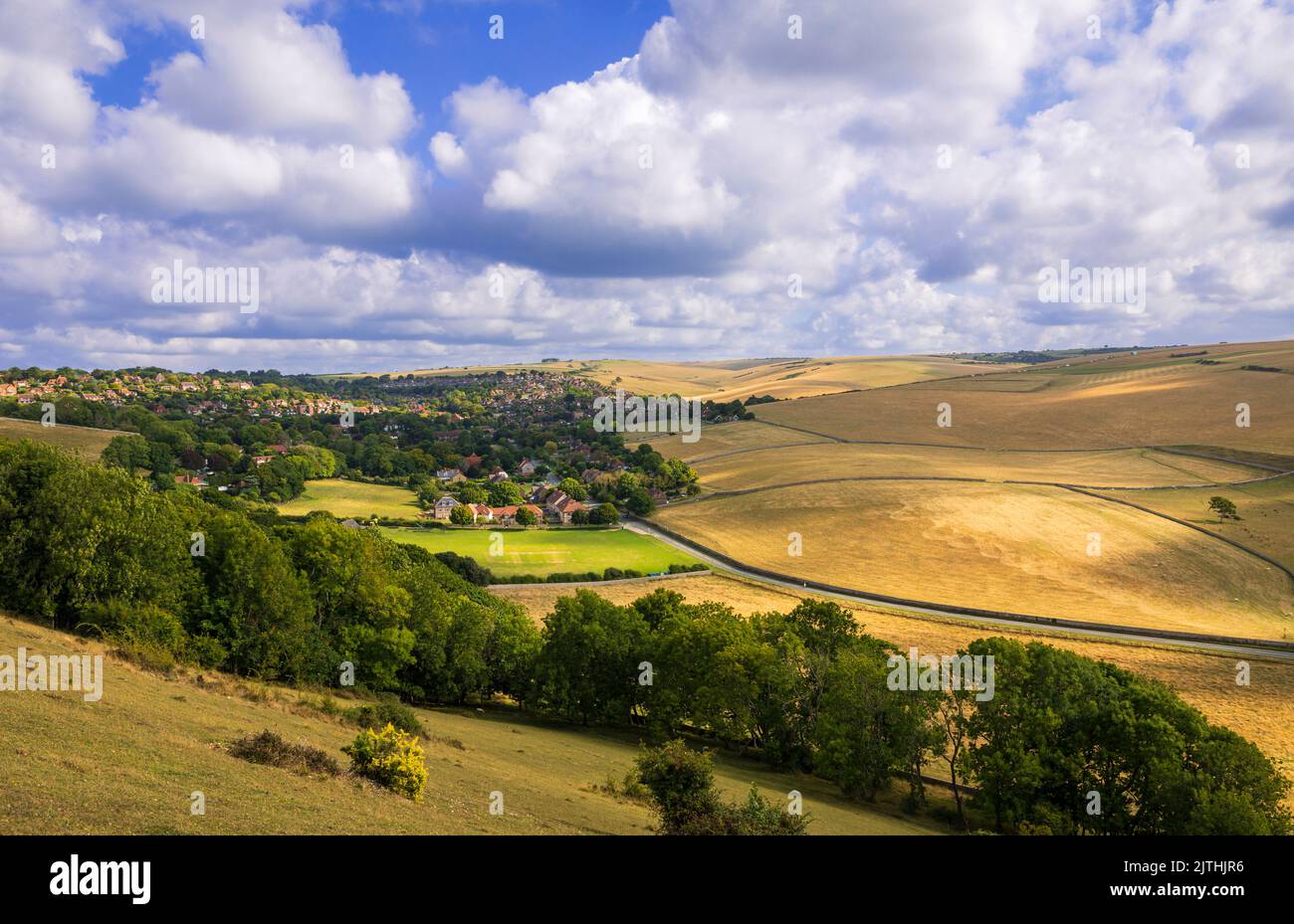 Wunderschöne Aussicht über East Dean und die Südabfahrten von Got Hill entlang des Got Way East Sussex im Südosten Englands Stockfoto