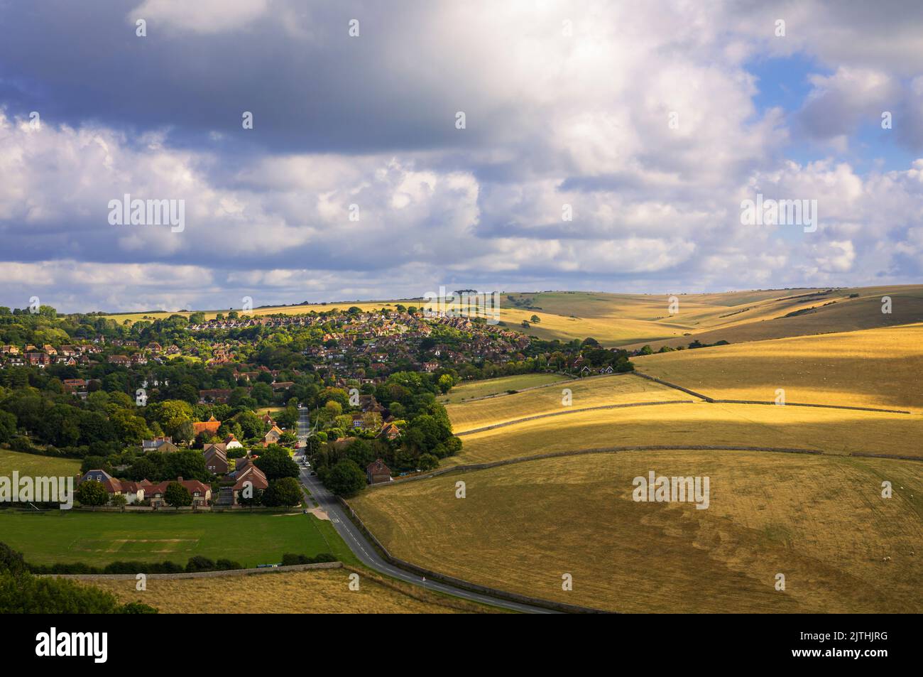 Wunderschöne Aussicht über East Dean und die Südabfahrten von Got Hill entlang des Got Way East Sussex im Südosten Englands Stockfoto